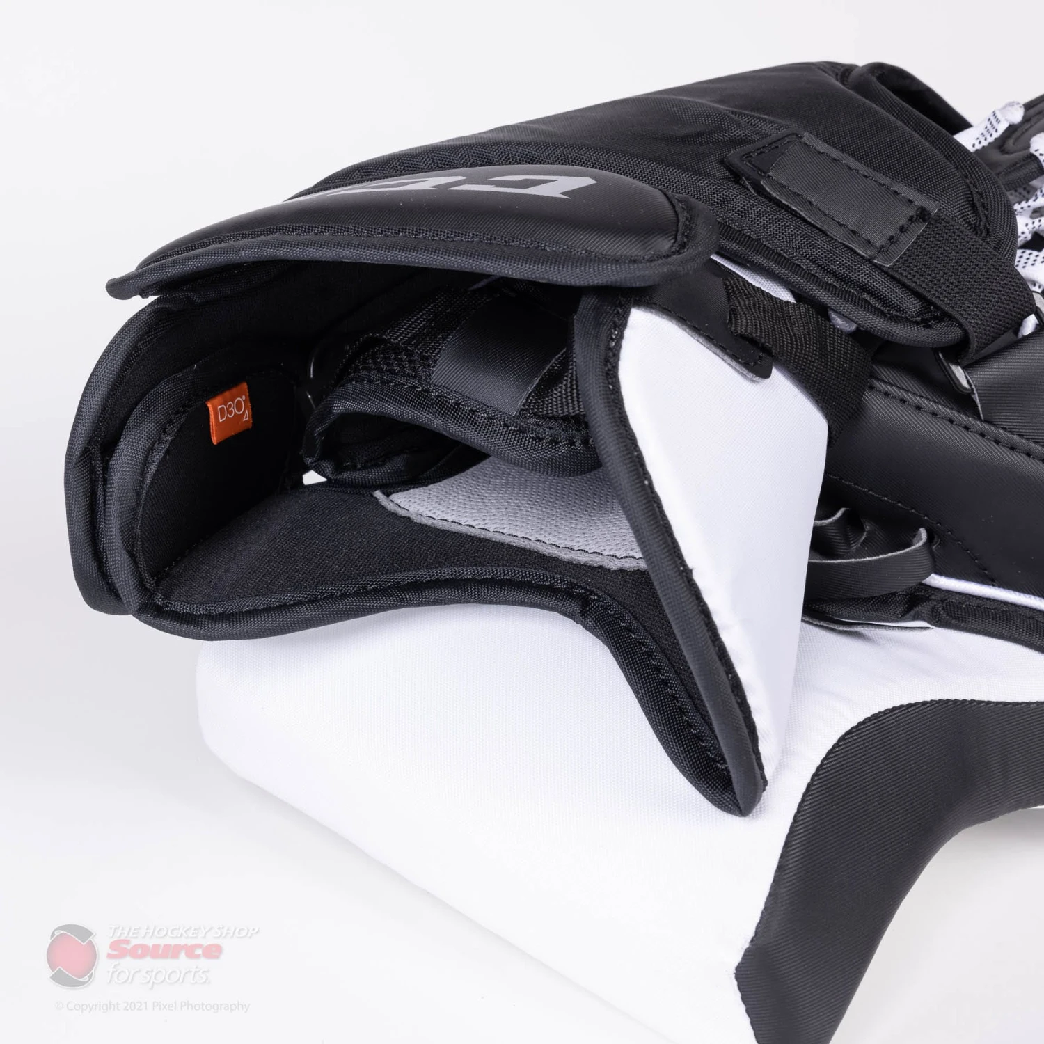 CCM Extreme Flex E5.5 Senior Goalie Catcher - Source Exclusive 8 CCM Extreme Flex E5.5 Senior Goalie Catcher - Source Exclusive - Image 8